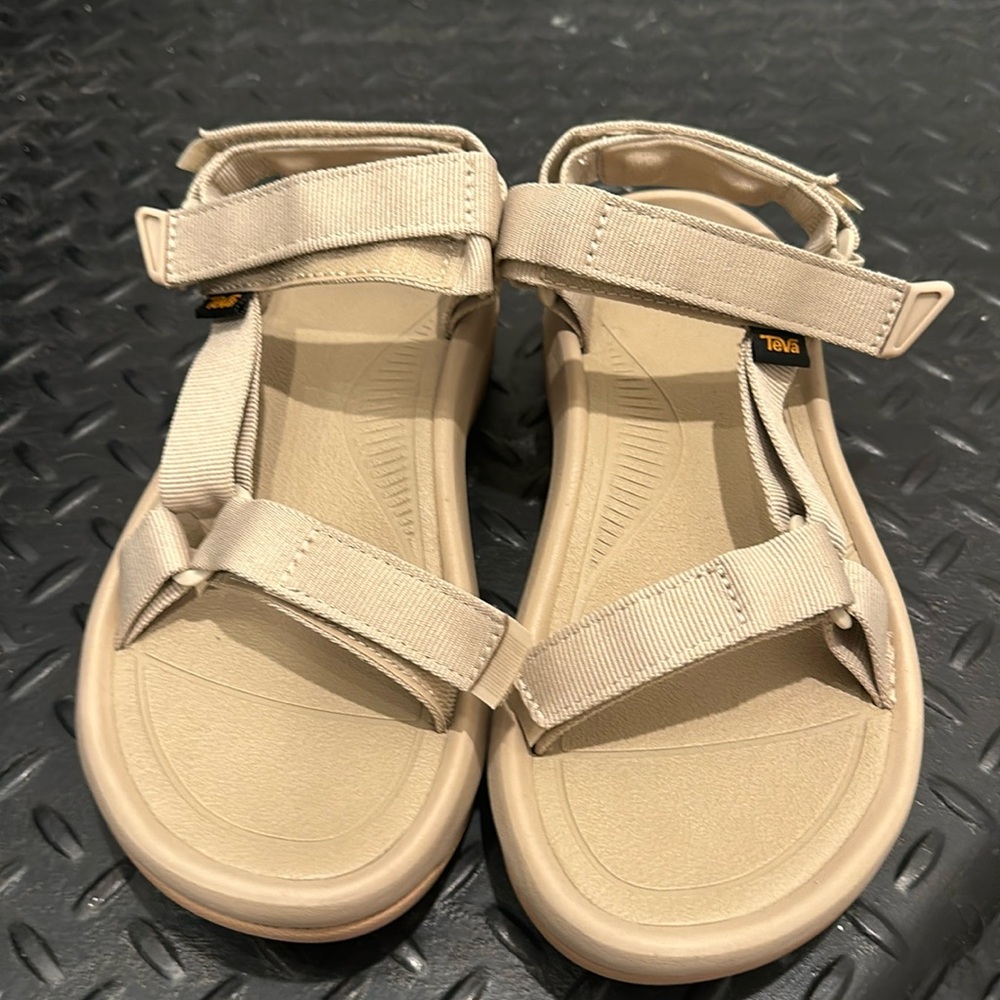 TEVA | New beige platform sandals 8